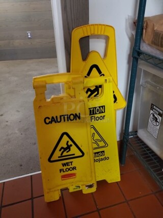 Set of 3 "Wet Floor" Signs