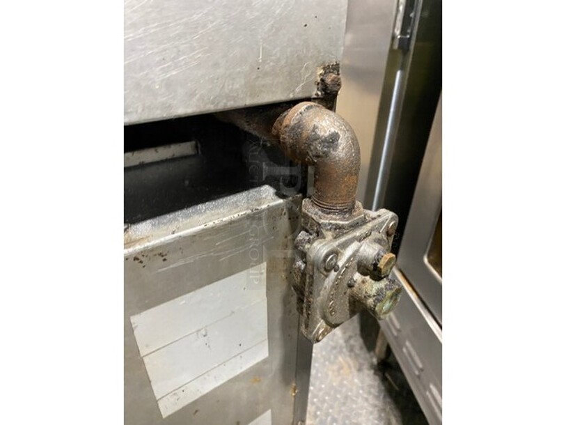 Nice! Extra Clean! Southbend All Stainless SteelNatural Gas Powered 4 Burner Oven/Range With Raised BackSplash! With Oven Underneath! On Caster Wheels! Working When Removed!  - Image 9 of 9