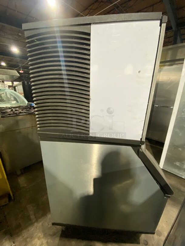 Manitowoc Commercial Ice Maker Machine! With Commercial Ice Bin! All Stainless Steel! On Legs! 2x Your Bid Makes One Unit! Model: IY0504A161 SN: 1101201409 115V 60HZ 1 Phase, Model: B400 SN: 110867279 - Image 4 of 9