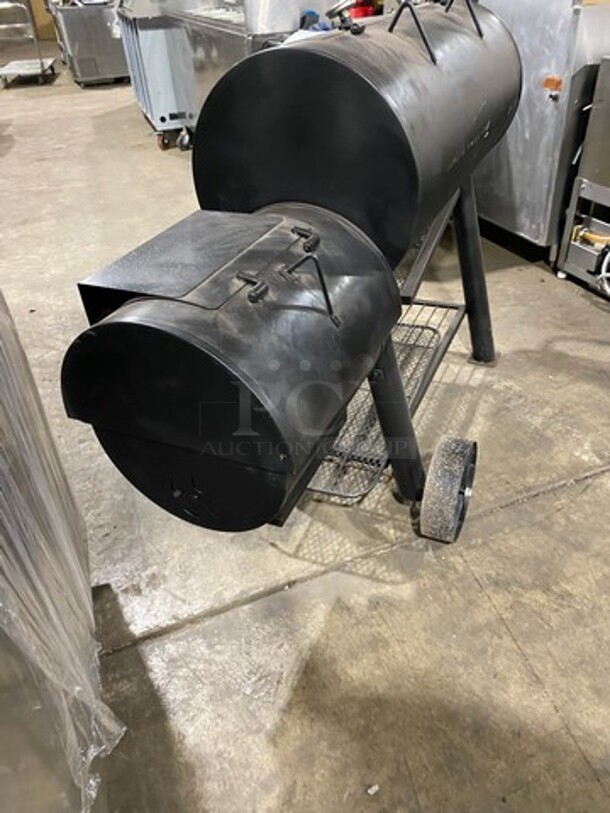 BEAUTIFUL! AWESOME! Brinkmann Trailmaster Heavy Duty Charcoal Grill/ Smoker! Small Grill Has Charcoal Access! With Hinged Lids! With Storage Space Underneath! Heavy Duty Steel! On Legs And Casters! - Image 4 of 10