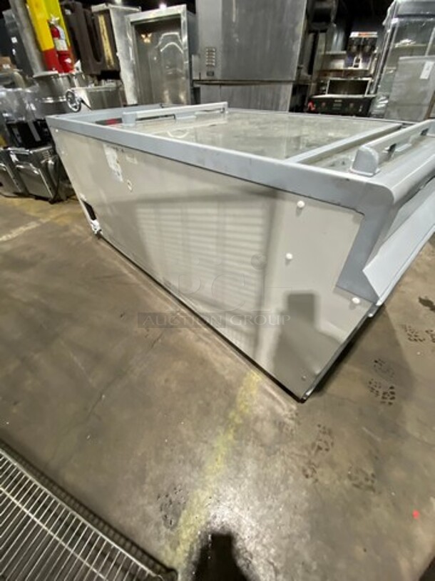 AHT Commercial Reach Down Chest Freezer Display Merchandiser! Model: SYDNEY223 SN: 34885300000664 110/120V 60HZ 1 Phase - Image 4 of 10