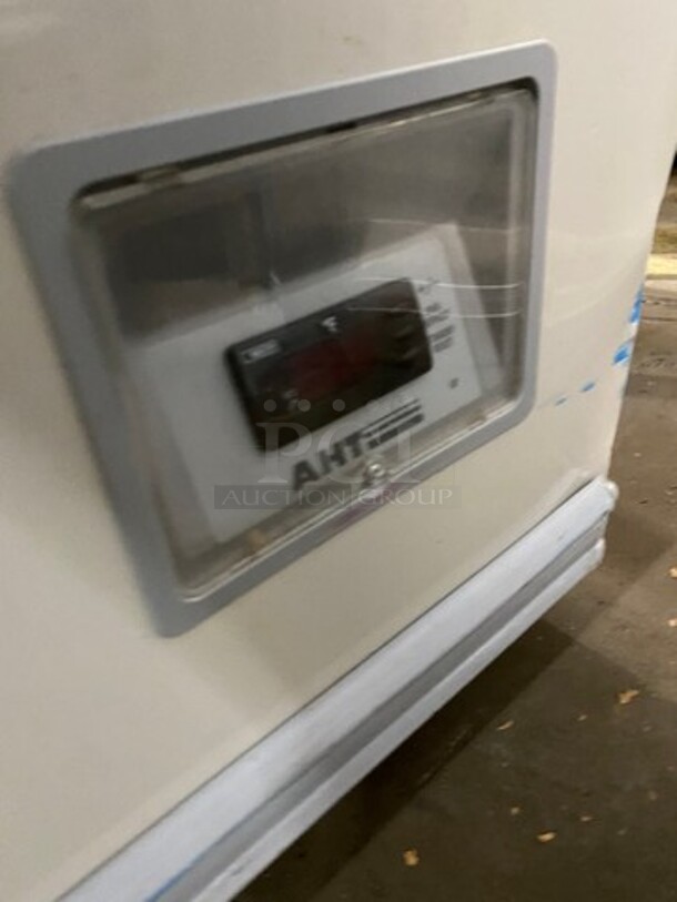 AHT Commercial Reach Down Chest Freezer Display Merchandiser! Model: SYDNEY223 SN: 34885300000664 110/120V 60HZ 1 Phase - Image 10 of 10
