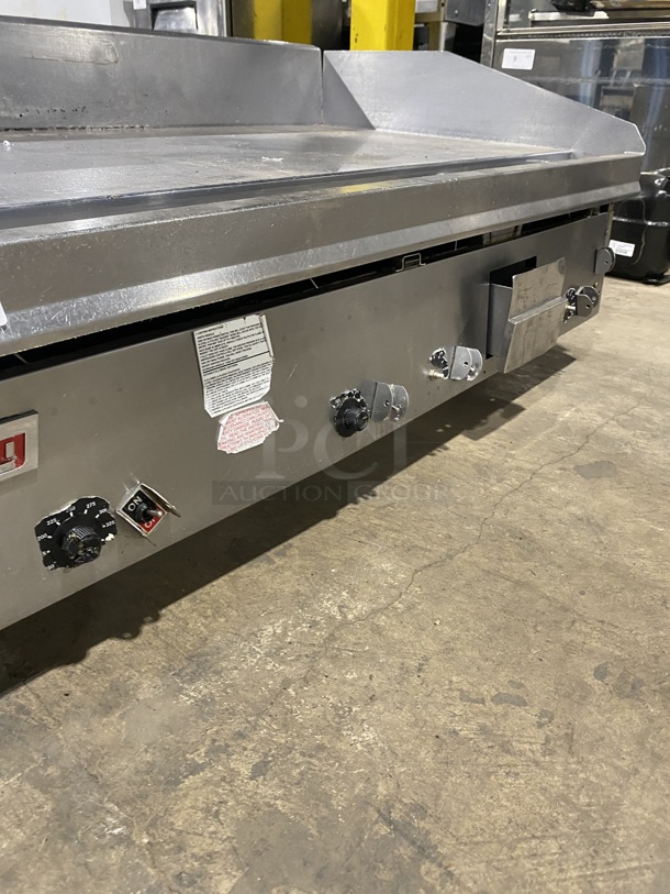 Lang Commercial Countertop Natural Gas Powered Mirror Shine Polish Top Flat Top Griddle! With Back And Side Splashes! All Stainless Steel! On Small Legs! Working When Removed! - Image 6 of 9