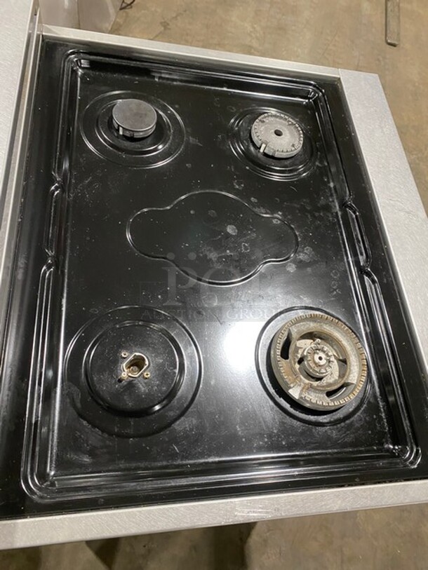 Zline Gas Powered 4 Burner Stove! With Oven Underneath! Stainless Steel! On Legs! Missing Grates! MODEL RGS30 SN:20080776039 120V  - Image 5 of 10
