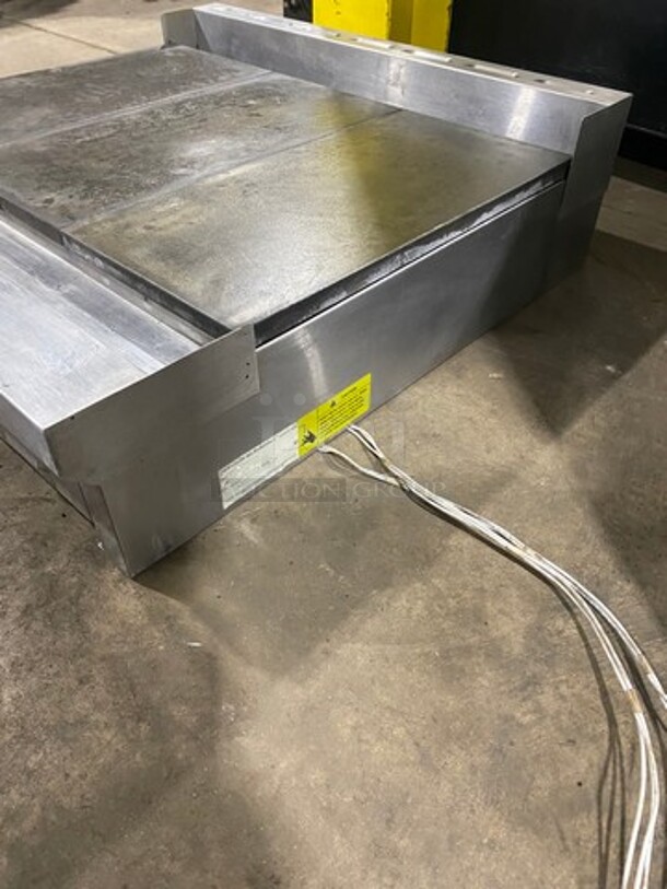 WOW! NEW!  Toastmaster Commercial Countertop Electric Powered French Top/ Hot Plate Griddle! With Back Splash! All Stainless Steel! Model: RT36B208VT SN: RT36014A00 208V 60HZ 1 Phase - Image 3 of 9