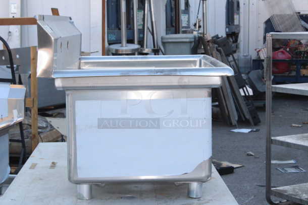 BRAND NEW SCRATCH & DENT! Steelton 522CS11818R 38 3/4" 18-Gauge Stainless Steel One Compartment Commercial Sink with Right Drainboard - 18" x 18" x 12" Bowl - Image 4 of 9