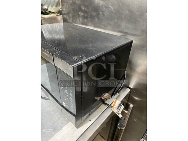 Westinghouse WMW-0009 Countertop Microwave Oven. 120 Volts, 1 Phase. - Image 2 of 6