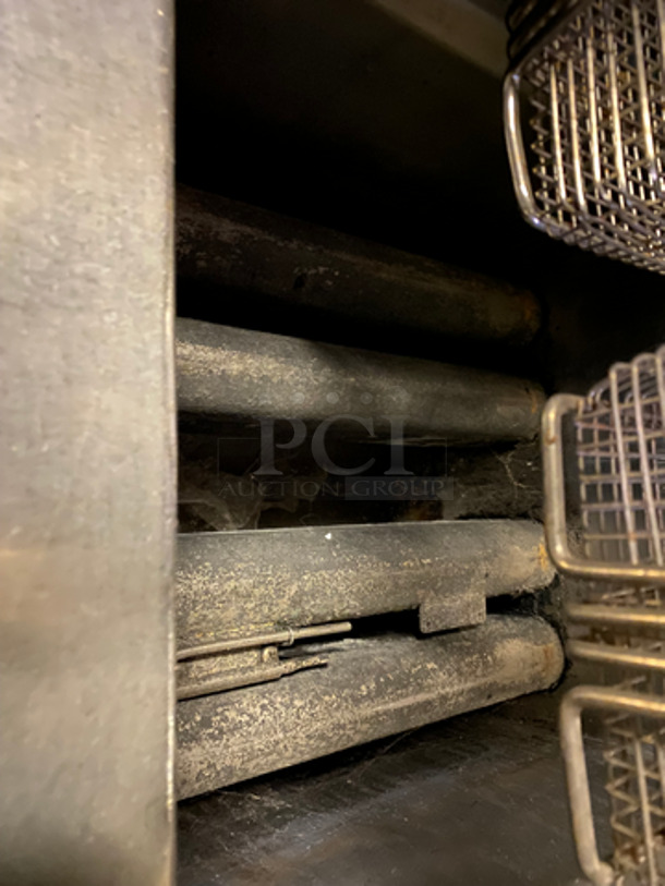 Pitco Commercial Natural Gas Powered Deep Fat Fryer! With Oil Filter System! With Backsplash! With 2 Metal Frying Baskets! All Stainless Steel! On Casters! Model: LBSG14 SN: G05LA039687 120V 50/60HZ 1 Phase  - Image 5 of 10