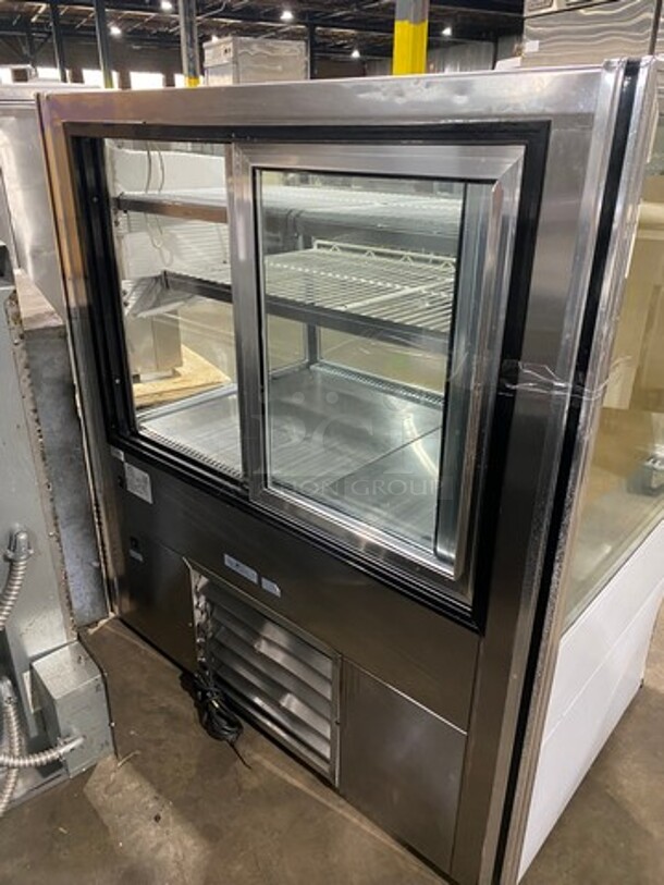 2011 Leader Commercial Refrigerated Deli/ Bakery Display Case Merchandiser! With Straight Front Glass! With Rear Access Doors! Stainless Steel Outline! Model: HBK48SC SN: PU08S0804A 115V 60HZ 1 Phase - Image 4 of 8