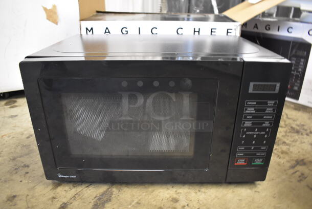 BRAND NEW SCRATCH AND DENT! Magic Chef HMM770B2 Countertop Microwave Oven w/ Plate. 120 Volts, 1 Phase. 17x13x10