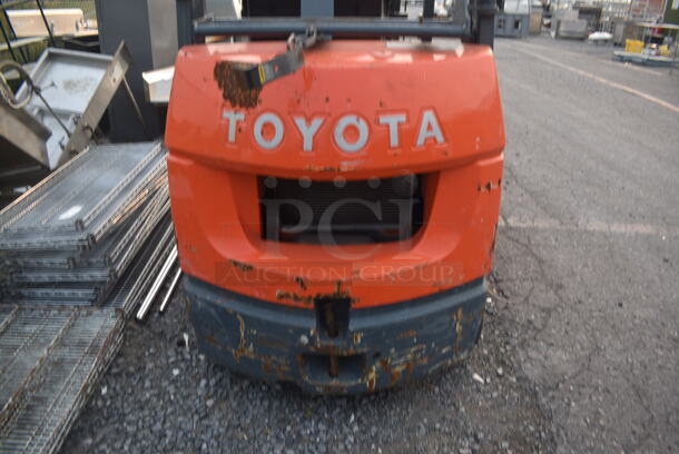 Toyota 7FGCU20 Truckers Boom Forklift Truck With 11,040.6 Hours And 3,800LB Capacity. Unit has Fork Positioner and Side Shift. Unit has a Simplex Mast - Fork Height Max 6'. Tested and Does Not Power On - Image 3 of 12