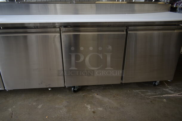 BRAND NEW SCRATCH AND DENT! 2023 Avantco 178SSPPT3 Stainless Steel Commercial Refrigerated Pizza Prep Table on Commercial Casters. 115 Volts, 1 Phase. Tested and Working! - Image 8 of 12