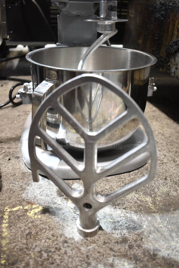 BRAND NEW SCRATCH AND DENT! Hobart N50 Metal Countertop 5 Quart Bowl Lift Planetary Dough Mixer w/ Stainless Steel Mixing Bowl, Paddle, Whisk and Dough Hook Attachments. 100-120 Volts, 1 Phase. Tested and Working! - Image 5 of 11