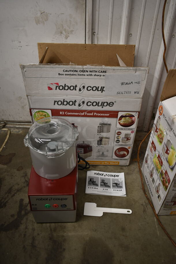 BRAND NEW SCRATCH AND DENT! Robot Coupe R2B Stainless Steel Commercial Countertop Food Processor w/ Bowl, Lid and S Blade. 120 Volts, 1 Phase. Tested and Working! - Image 3 of 10