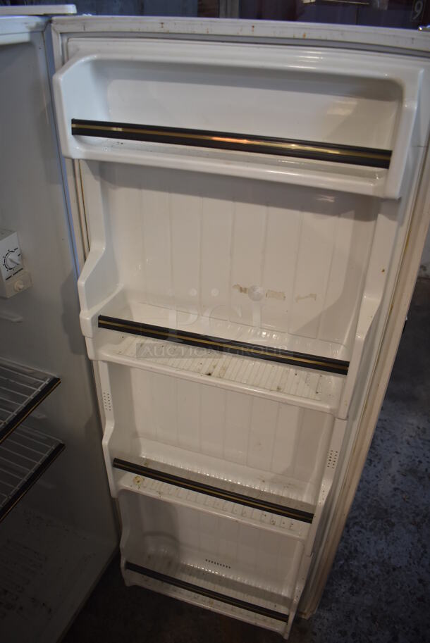 Sanyo SR-952 Metal Cooler. 120 Volts, 1 Phase. 21.5x24x54. Tested and Powers On But Does Not Get Cold - Image 5 of 6