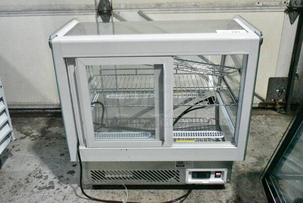 Avantco 360BCDI28W Metal Countertop Bakery Display Case Merchandiser. 110-120 Volts, 1 Phase. Tested and Working! - Image 3 of 7