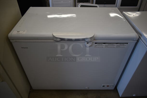 Hotpoint HCM9DMAWW Metal Chest Freezer w/ Hinge Lid. 115 Volts, 1 Phase. Tested and Working!