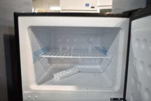 BRAND NEW SCRATCH AND DENT! Thomson TFR725 7.5 CF Refrigerator with Top Freezer Platinum. 115 Volts, 1 Phase. Tested and Working! - Image 3 of 5
