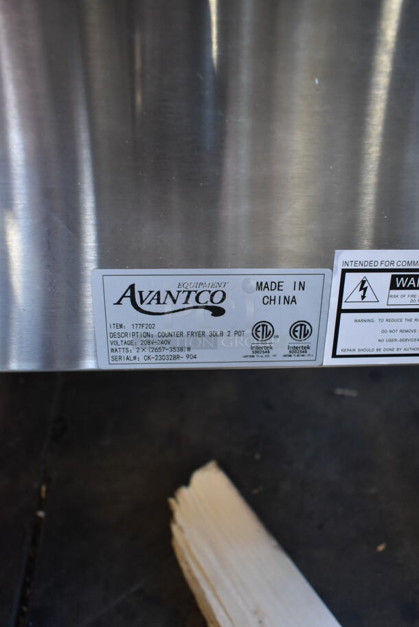 BRAND NEW SCRATCH AND DENT! Avantco 177F202 Stainless Steel Commercial Countertop Electric Powered 2 Bay Deep Fat Fryer w/ 2 Fry Baskets and 2 Lids. 208/240 Volts, 1 Phase.  - Image 4 of 4