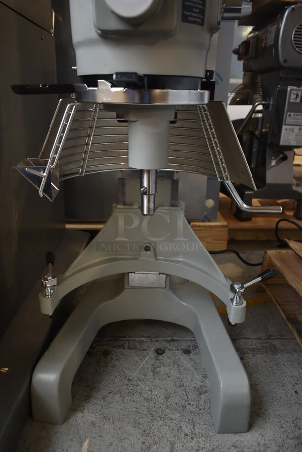 BRAND NEW SCRATCH AND DENT! 2023 Globe SP20 Metal Commercial Countertop 20 Quart Planetary Dough Mixer w/ Bowl Guard. 110 Volts, 1 Phase. Tested and Powers On But Parts Do Not Move - Image 5 of 7