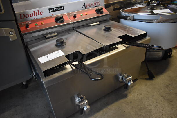 BRAND NEW IN BOX! Avantco 177F202 Stainless Steel Commercial Countertop Electric Powered 30 lb. Dual Tank Medium-Duty Fryer w/ 2 Metal Fry Baskets and 2 Lids. 208/240 Volts. 23x23x17. Tested and Working! - Image 4 of 7