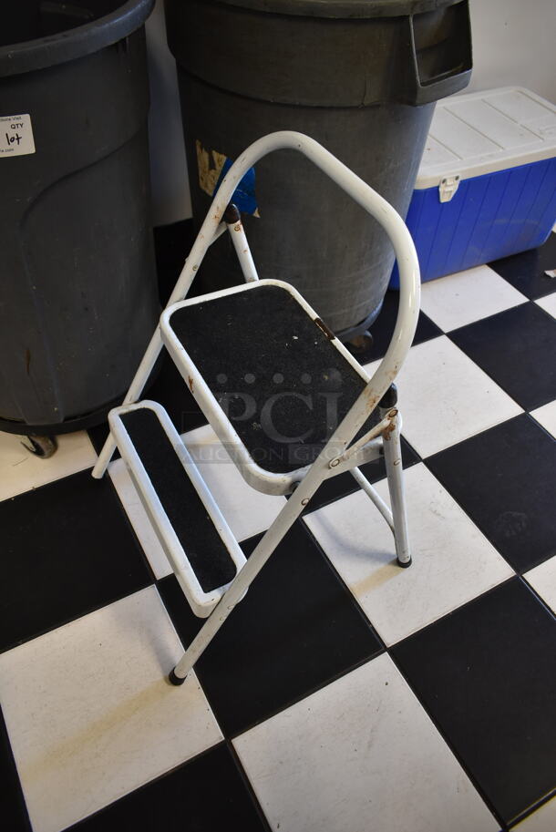 ALL ONE MONEY! Lot of 2 Gray Trash Cans, Blue and White Portable Cooler and Stepstool. Does Not Include Fire Extinguisher. (kitchen) - Image 5 of 9
