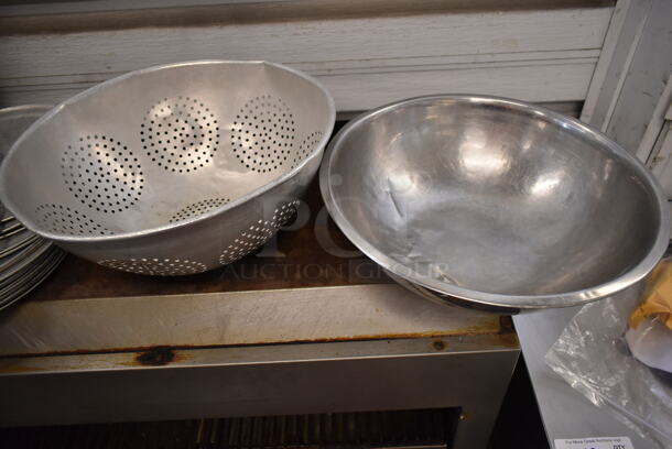 ALL ONE MONEY! Lot of 20 Round Metal Pizza Pans, Mesh Rack and 3 Metal Colanders. - Image 3 of 5