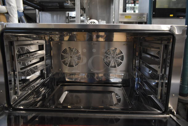 BRAND NEW SCRATCH AND DENT! Avantco 177CO38M Stainless Steel Commercial Full Size Countertop Convection Oven, 4.4 cu. ft. 208/240 Volts.  - Image 3 of 4