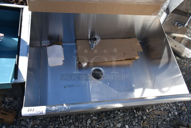 BRAND NEW SCRATCH AND DENT! Stainless Steel Commercial Single Bay Sink. No Legs. - Image 2 of 3