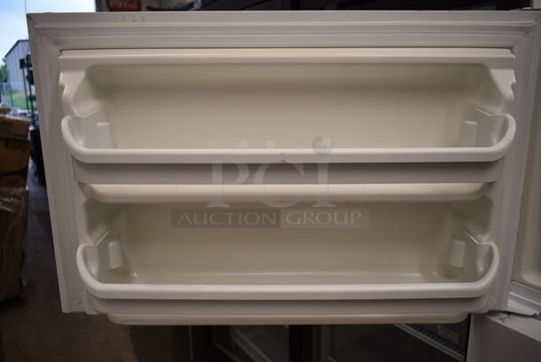 Electrolux FFTR1814TW0 Metal Cooler Freezer Combo Unit. 115 Volts, 1 Phase. Tested and Working! - Image 4 of 8