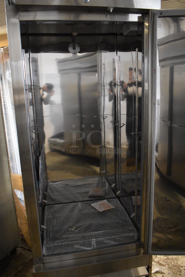 BRAND NEW SCRATCH AND DENT! KoolMore RIR-1D-SS-19C Stainless Steel Commercial Single Door Reach In Cooler on Commercial Casters. 115 Volts, 1 Phase. Tested and Working! - Image 4 of 8