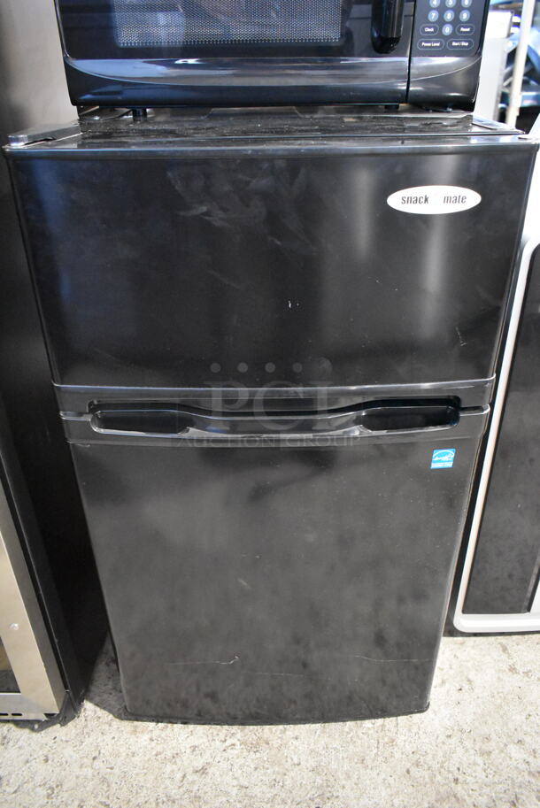BRAND NEW SCRATCH AND DENT! Snack Mate 3.1SM5R 3.1 cu. ft. Compact Refrigerator with a Zero-Degree Freezer, 1 Shelf, 1 Crisper Drawer, 2 Door Bins and SMM-7TP Microwave attached. 115 Volts, 1 Phase. Tested and Working! - Image 3 of 9