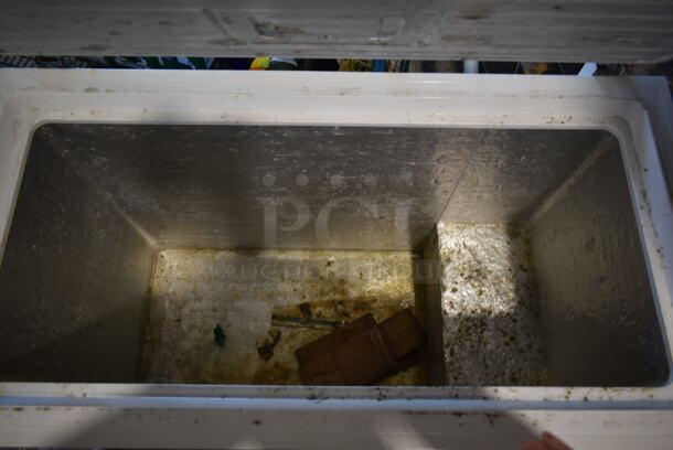 Electrolux FFFC09M1RW Metal Chest Freezer. 115 Volts, 1 Phase. Tested and Does Not Power On - Image 3 of 4