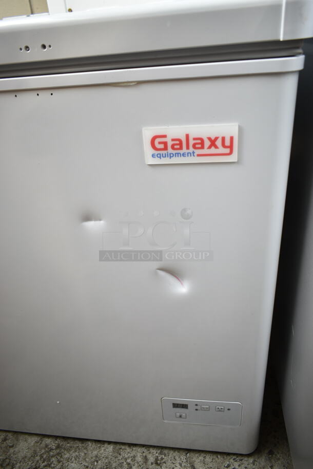 BRAND NEW SCRATCH AND DENT! Galaxy 177UCCF5 Metal Chest Freezer w/ Hinge Lid and Commercial Casters. 115 Volts, 1 Phase. Tested and Working! - Image 3 of 8