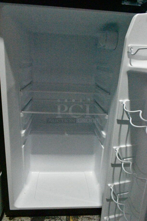 Galanz GL46TS5E Metal Cooler w/ Freezer. 115 Volts, 1 Phase. Tested and Working! - Image 6 of 8