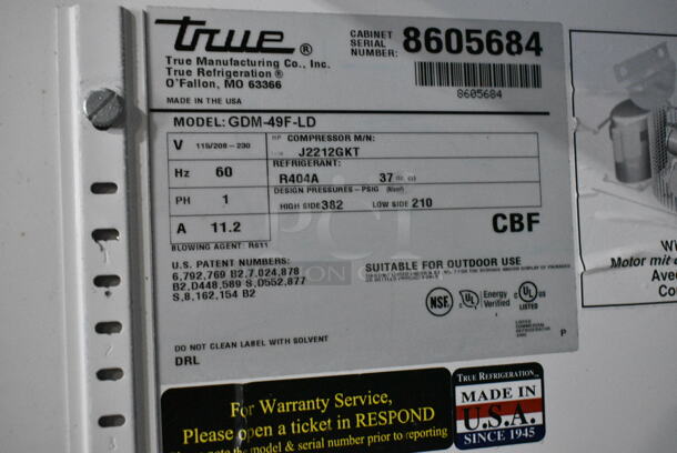 True GDM-49F-LD Metal Commercial 2 Door Reach In Freezer Merchandiser w/ Poly Coated Racks. 115/208-230 Volts, 1 Phase. Tested and Working! - Image 4 of 4