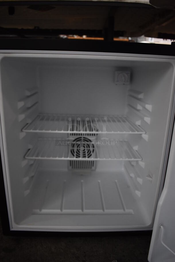 Avanti SHP1712SCD-IS Mini Cooler. 115 Volts, 1 Phase. 17x19x20. Tested and Working! - Image 5 of 7