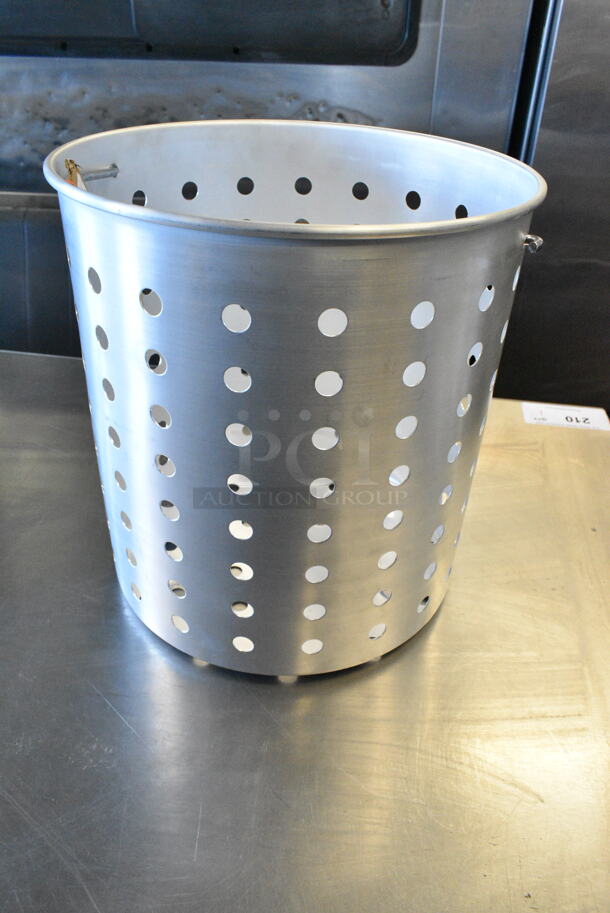 BRAND NEW SCRATCH AND DENT! Choice  Standard Weight Aluminum Stock Pot with Steamer Basket and Cover w/ 471ASTB40 Choice 40 Qt. Aluminum Stock Pot Steamer Basket.  - Image 6 of 7