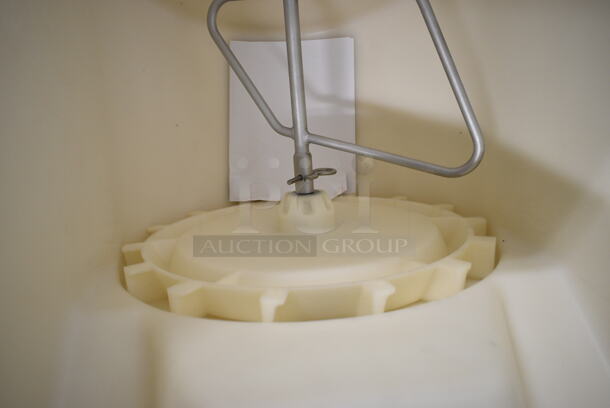 BRAND NEW SCRATCH AND DENT! 2024 Avantco 194HBN12022 22" Wide Hotel Ice Dispenser 120 lb. Capacity. 115 Volts, 1 Phase.  - Image 7 of 9
