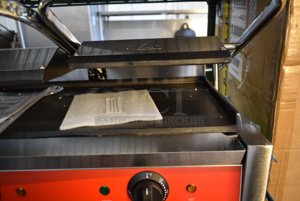 BRAND NEW SCRATCH AND DENT! 2022 Avantco 177P85S Stainless Steel Commercial Countertop Double Panini Press. 120 Volts, 1 Phase. Tested and Working! - Image 5 of 6