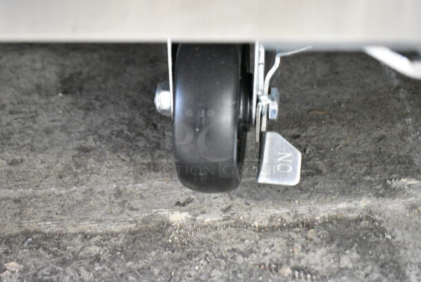 BRAND NEW SCRATCH AND DENT! 2023 Avantco 178APT48HC Stainless Steel Commercial Sandwich Salad Prep Table Bain Marie Mega Top. 115 Volts, 1 Phase. Tested and Working! - Image 3 of 10