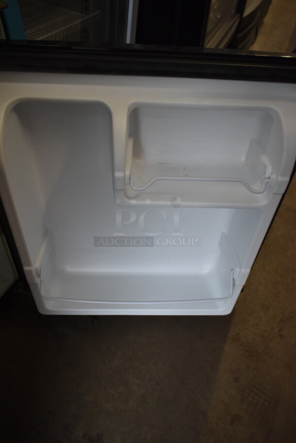Galanz GL17BK Metal Mini Cooler. 115 Volts, 1 Phase. Tested and Powers On But Does Not Get Cold - Image 3 of 4
