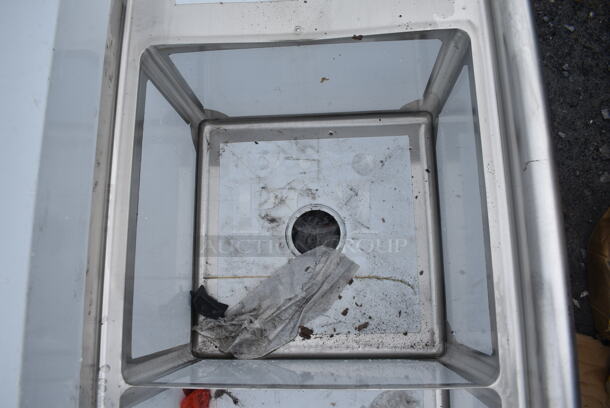 BRAND NEW SCRATCH AND DENT! Steelton 522CS31818LR 90" 18-Gauge Stainless Steel Three Compartment Commercial Sink with 2 Drainboards - 18" x 18" x 12" Bowls - Image 5 of 10