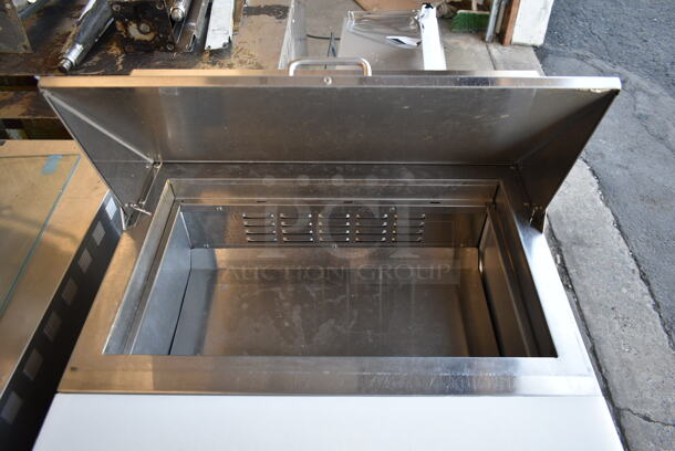 Avantco 178SSPT27HC Stainless Steel Commercial Sandwich Salad Prep Table Bain Marie Mega Top on Commercial Casters. 115 Volts, 1 Phase. Tested and Working! - Image 4 of 6
