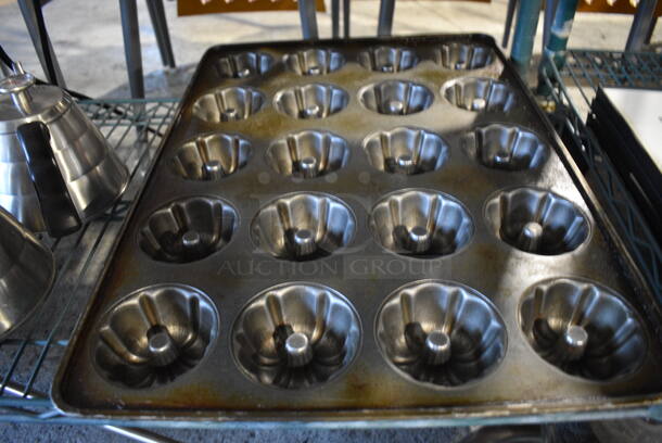 ALL ONE MONEY! Lot of 2 Baking Pans; Baking Pand and 20 Cup Bundt Cake Pans. 15.5x21.5x2 - Image 3 of 3