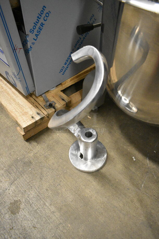 BRAND NEW SCRATCH AND DENT! 2023 Globe SP20 Metal Commercial 20 Qt. Planetary Stand Mixer w/ Stainless Steel Mixing Bowl, Bowl Guard, Dough Hook, Paddle and Whisk Attachments. 110 Volts, 1 Phase. Tested and Working! - Image 7 of 11