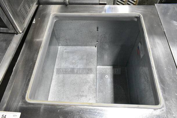 Master-Bilt DC-4D Metal Commercial Chest Freezer w/ Center Hinge Lid. 208-230 Volts, 1 Phase. Tested and Working! - Image 5 of 6