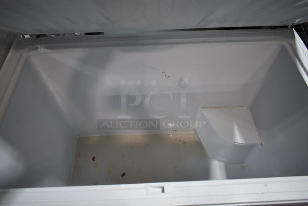 Whirlpool EH155FXTQ 01 Metal Chest Freezer w/ Hinge Lid. 115 Volts, 1 Phase. Tested and Working! - Image 3 of 4
