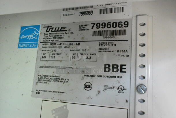 True GDM-41SL-54-LD ENERGY STAR Metal Commercial 2 Door Reach In Cooler Merchandiser w/ Poly Coated Racks. 115 Volts, 1 Phase. Tested and Working! - Image 4 of 4