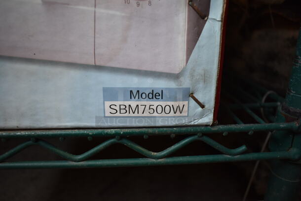 IN ORIGINAL BOX! Sunbeam SBM7500W Countertop Microwave Oven. 120 Volts, 1 Phase.  - Image 4 of 8